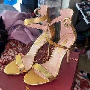 Gold women’s heels, size 7.